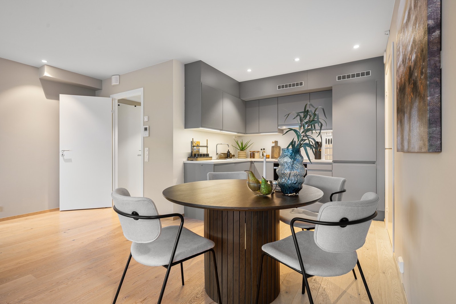 Leiligheten inneholder stue/kjøkken, 2 soverom, bad/vaskerom, bod og entre Galleribilde