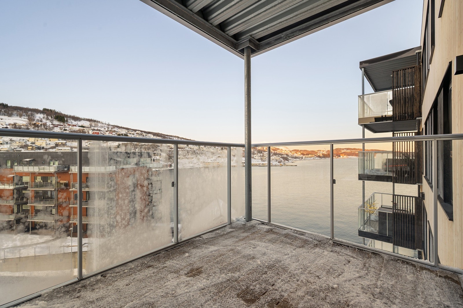 Overbygd balkong hvor du nyter gode solforhold Galleribilde