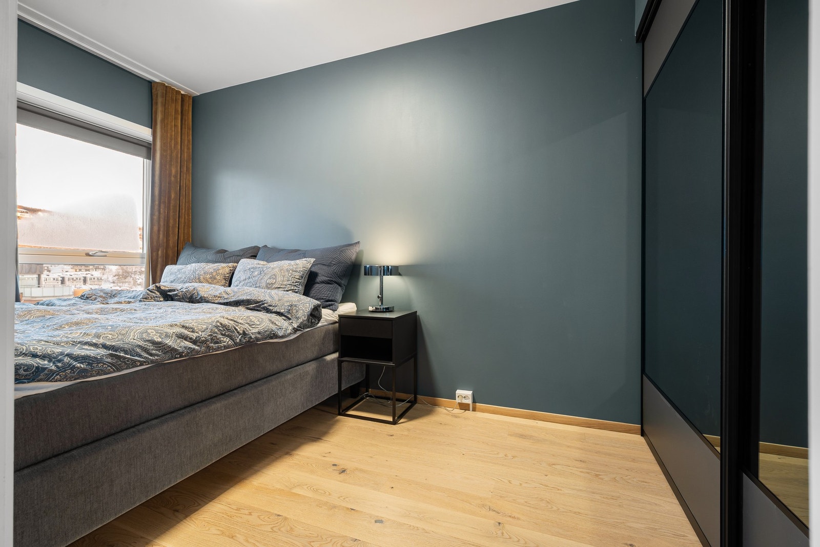 Hovedsoverom med smakfulle fargevalg og praktisk skyvedørsgarderobe Galleribilde