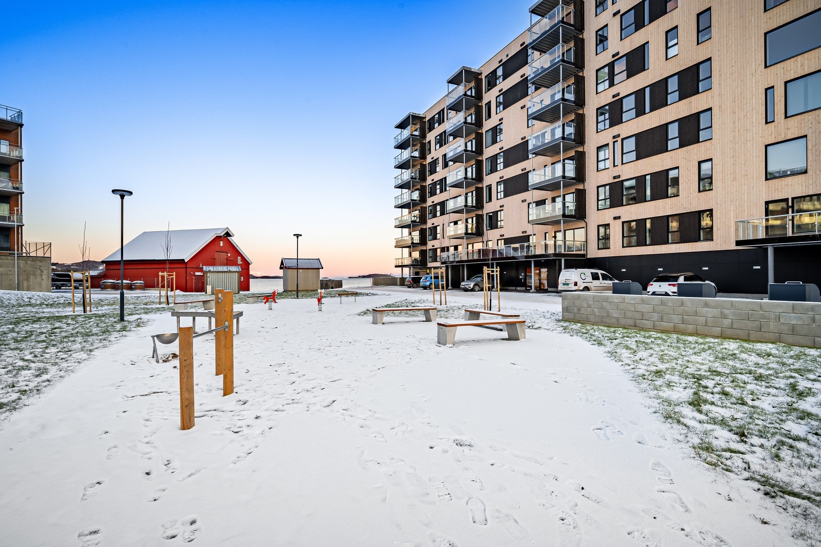 Fellesområder med grøntareal, lekeplass og benker Galleribilde