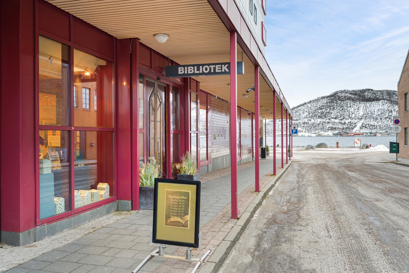 Kulturhus og bibliotek i umiddelbar nærhet Galleribilde