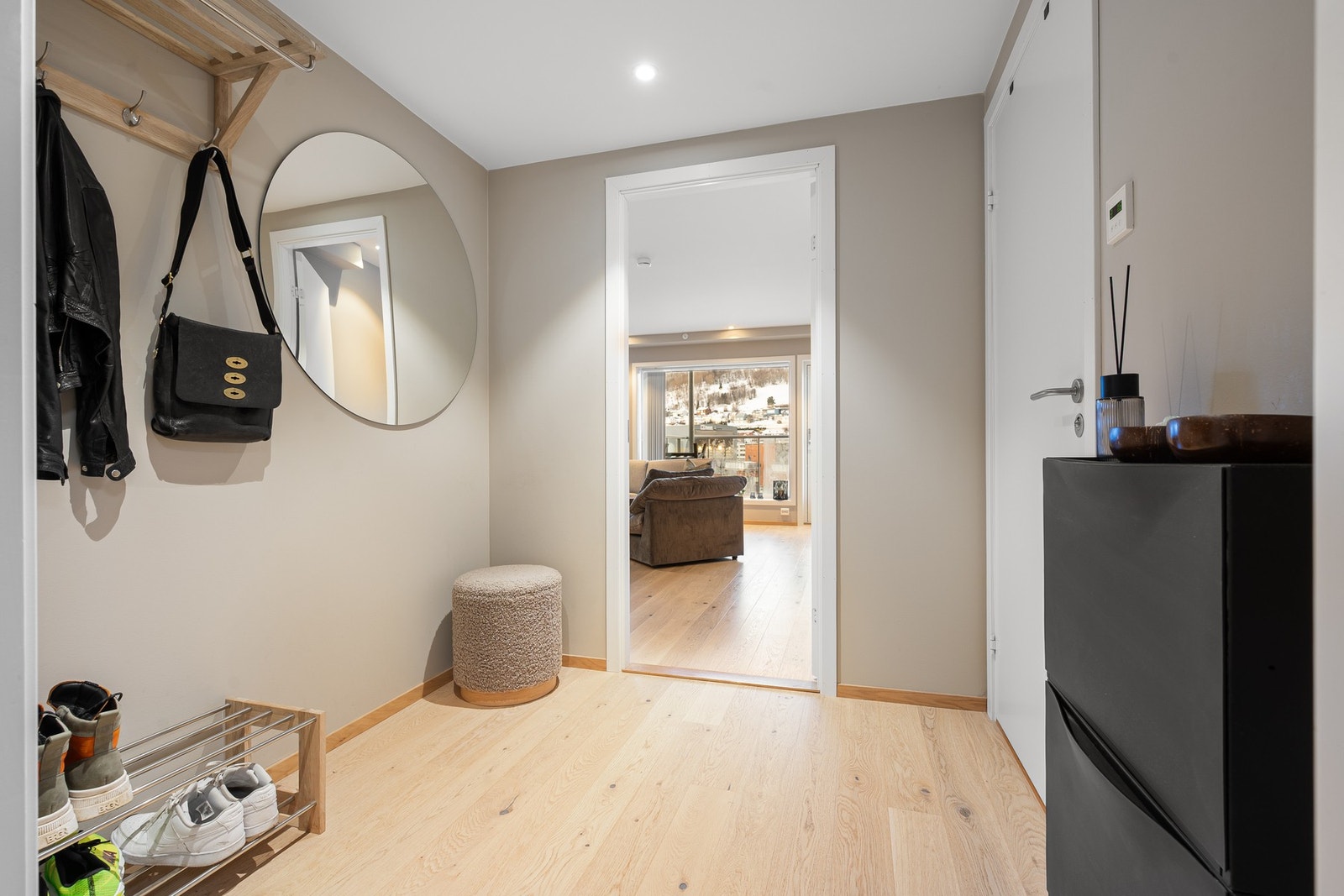 Gang med plass til oppheng, skohylle og garderobeløsning Galleribilde