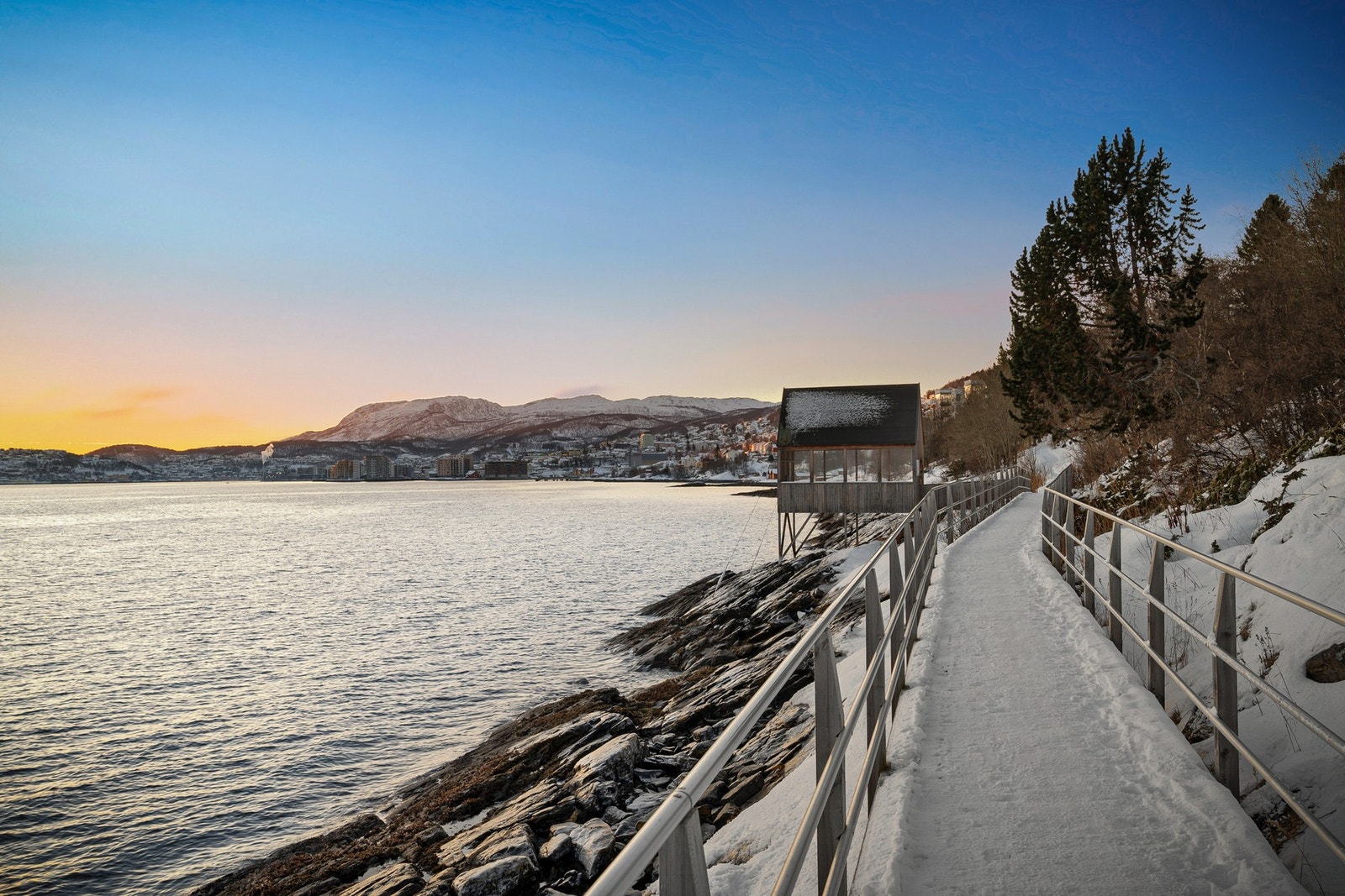 Stien langs sjøen leder ut til historiske Trondenes Galleribilde