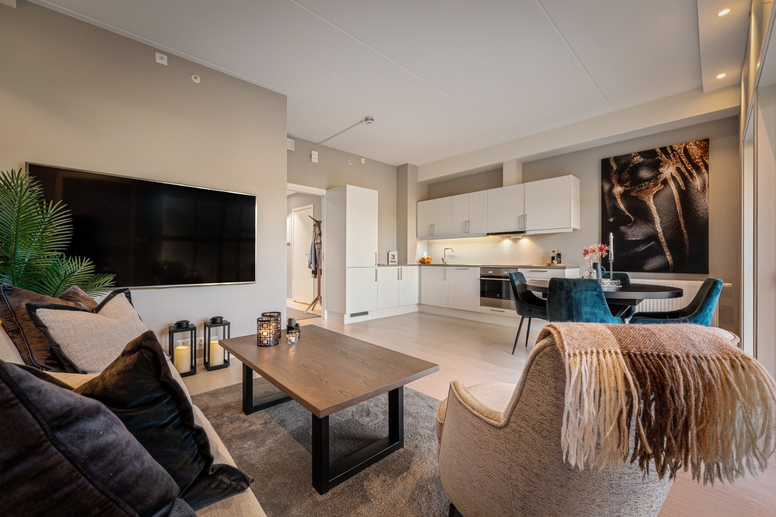 Stue/kjøkken-delen er målt til hele 23,5 kvm. Galleribilde