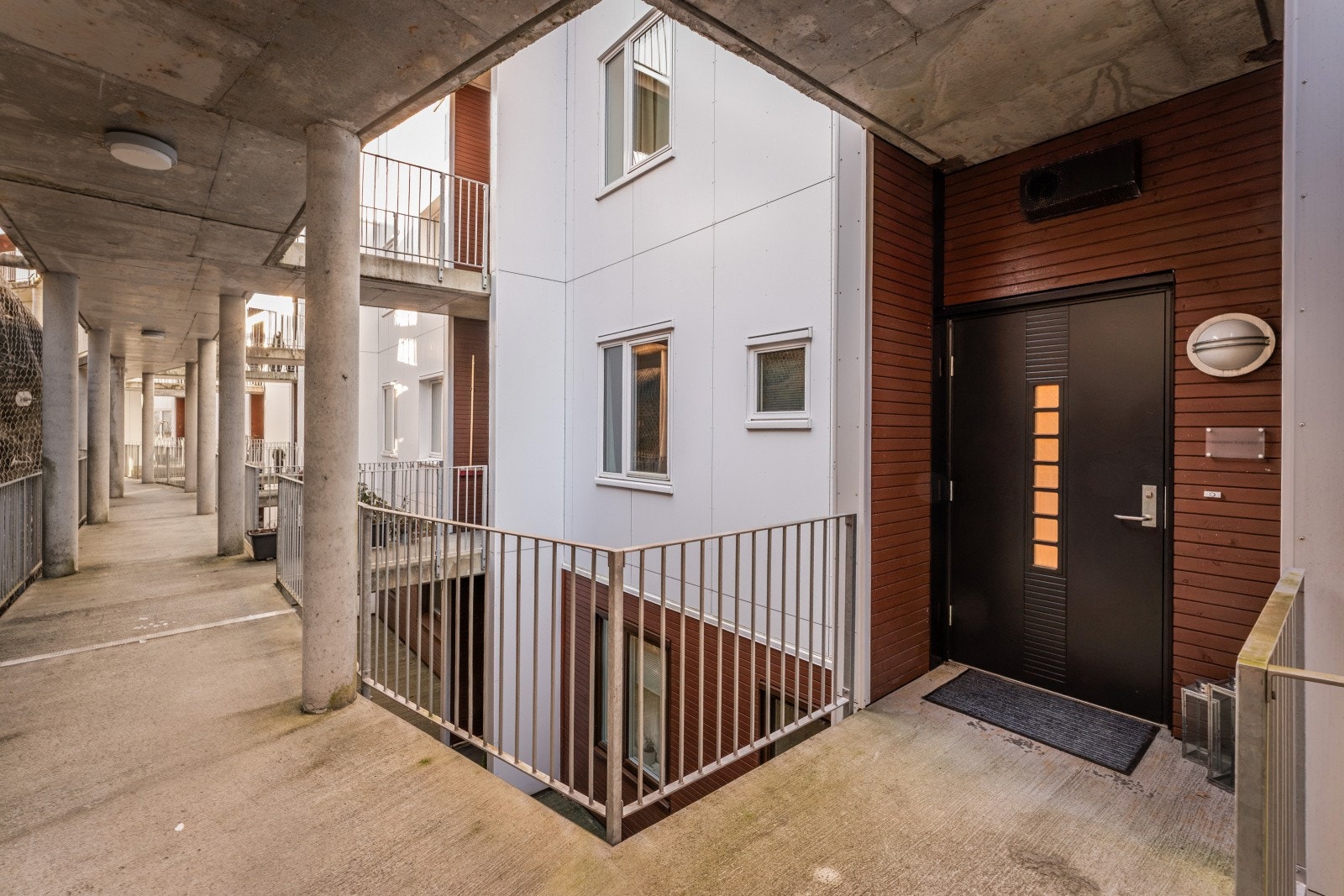 Leilighetens inngangsparti er på baksiden av bygget med egen utvendig dør og heisadkomst. Galleribilde