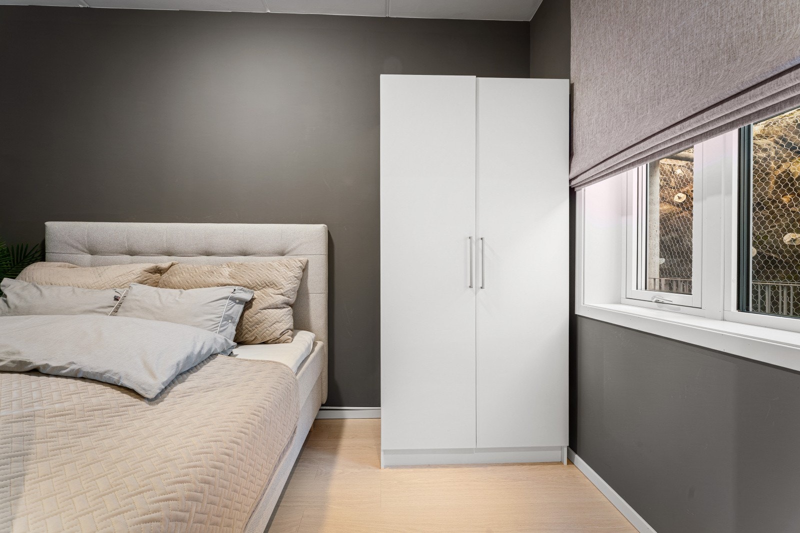 Garderobeskap medfølger. Galleribilde