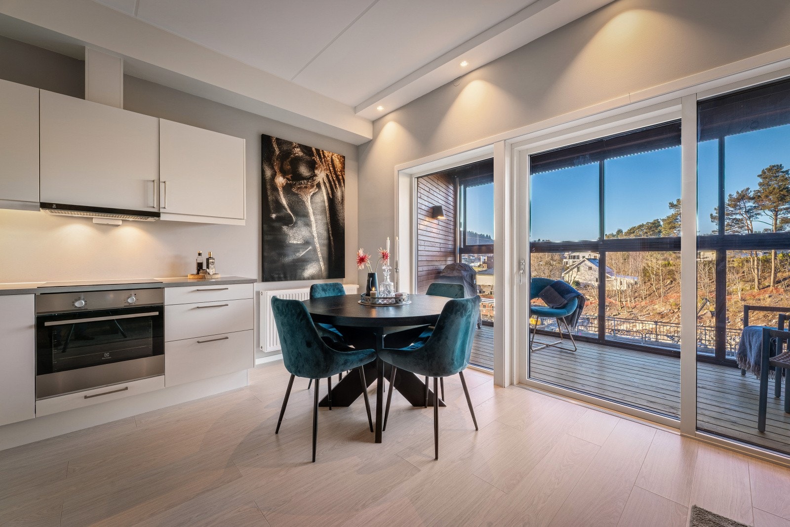 Store vinduer gir et fantastisk og behagelig lysinnslipp. Galleribilde