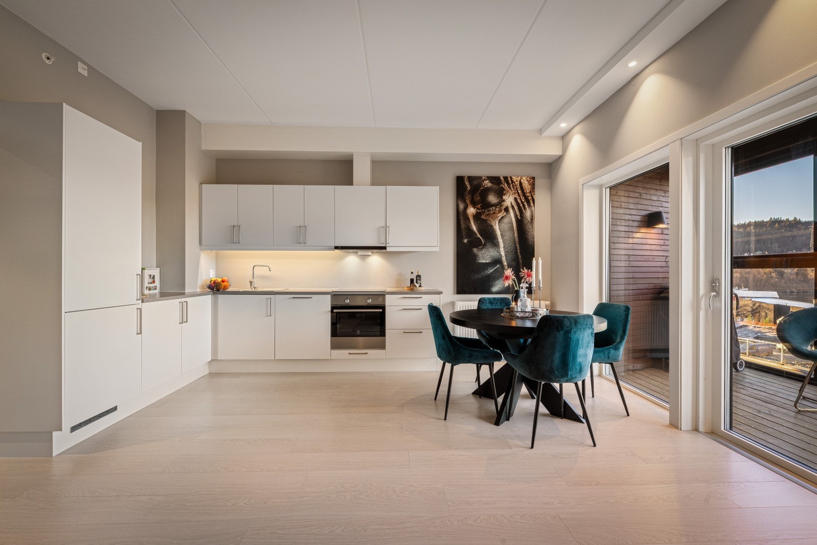 Kjøkkenet har godt med skap- og benkeplass, noe som gjør kjøkkenopplevelsen til en drøm. Galleribilde