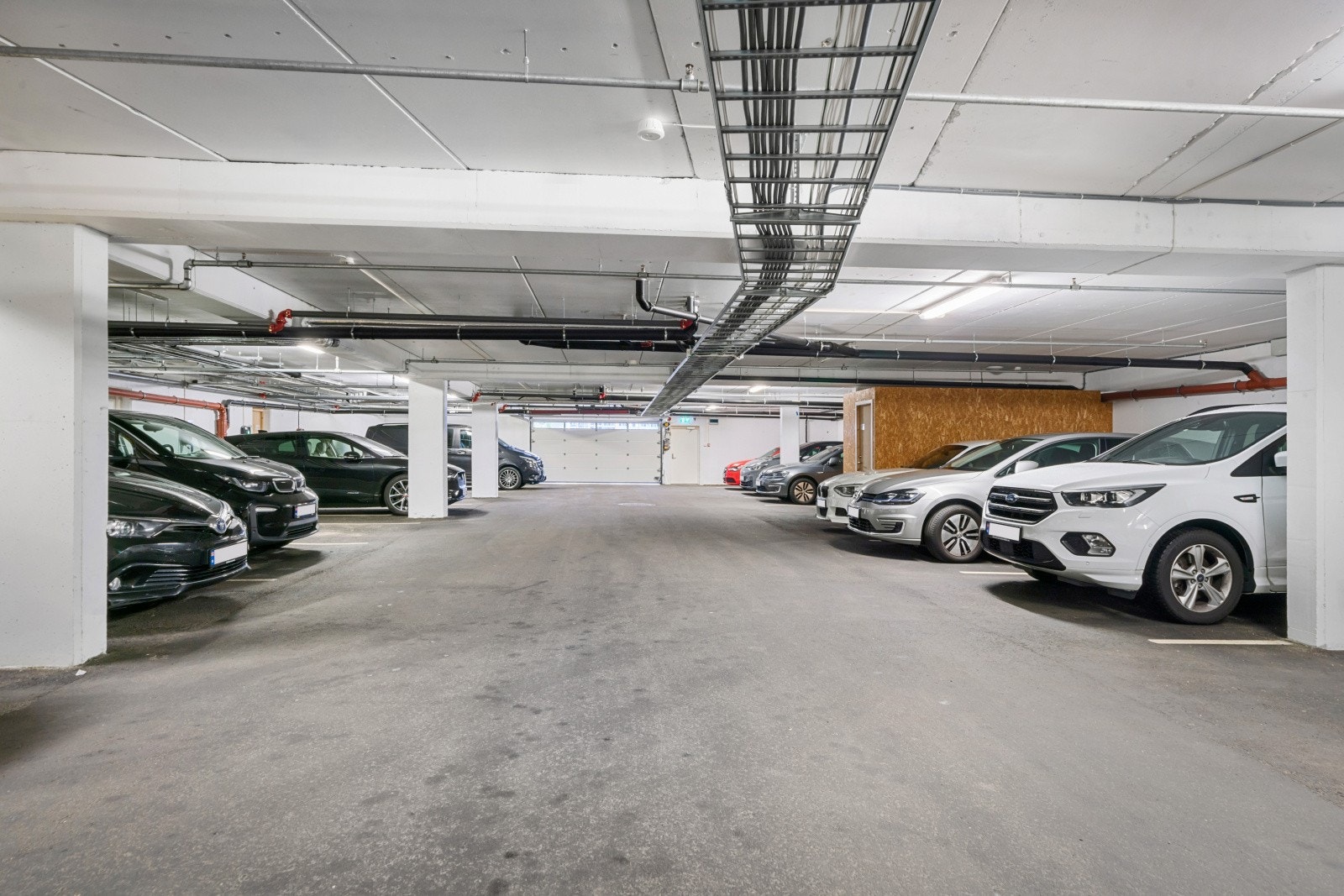 Leiligheten disponerer fast parkeringsplass i lukket garasjeanlegg. Galleribilde