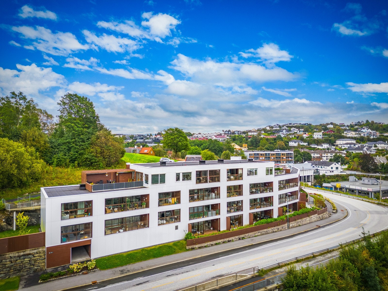 Sameiet Villblomsten består av totalt 29 leiligheter - hvor bygget er fra 2019. Aktuell leilighet har beliggenhet i byggets 2. etasje. Galleribilde