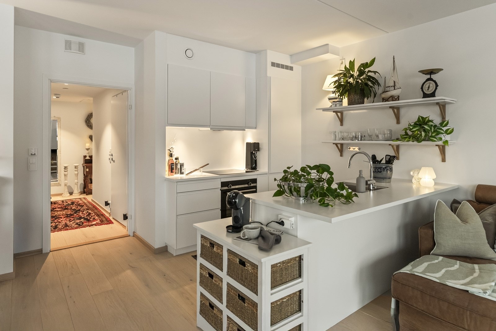 Kjøkkenet er i åpen løsning til stuen, noe som gjør dette til en sosial sone. Galleribilde