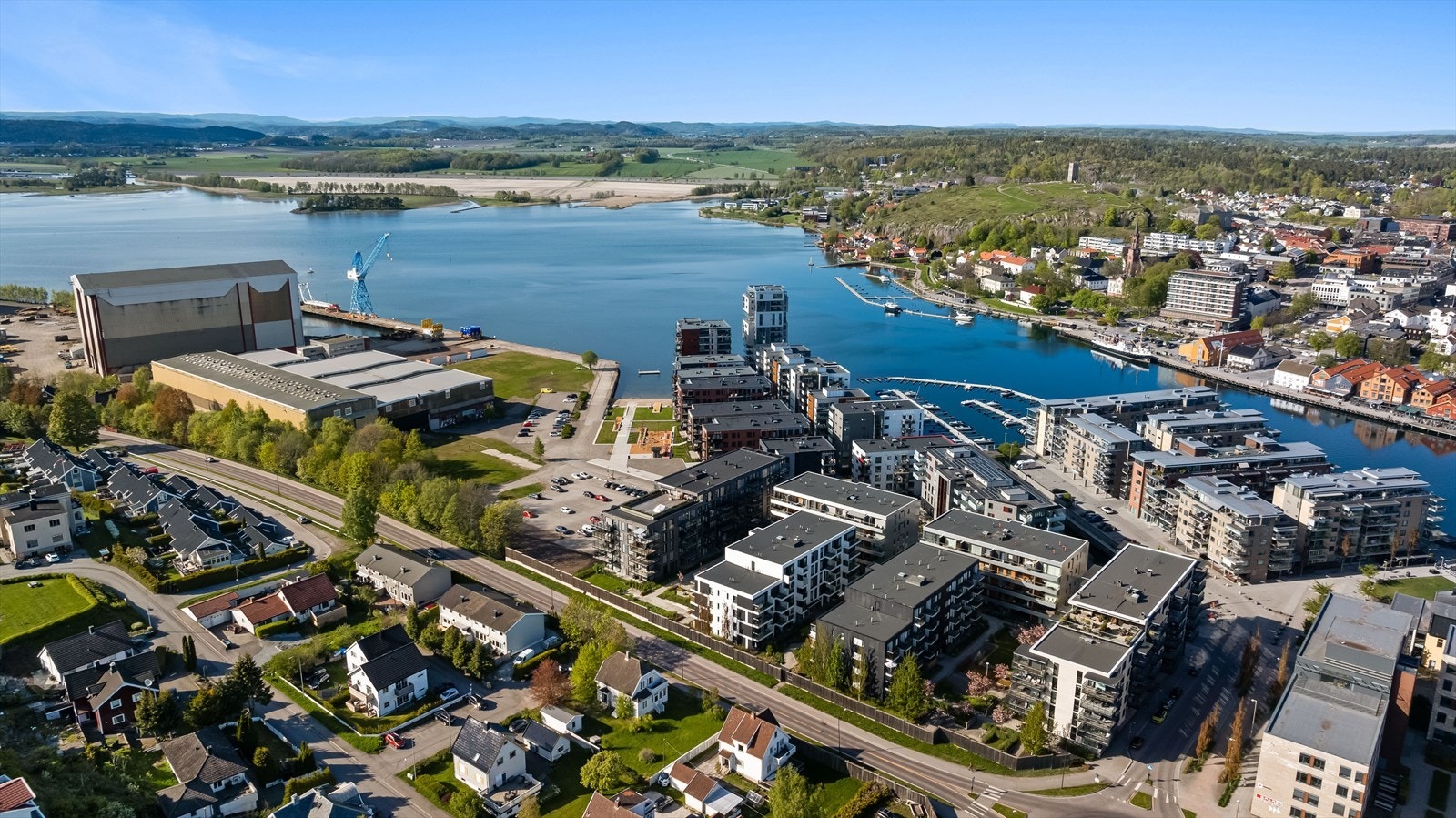 Kaldnes brygge, med en ny, egen bystrand og park, er stadig i videre utviklig. Bydelen knytter Nøtterøy og Tønsberg sammen på en naturlig måte, med den praktiske gangbroen. Galleribilde