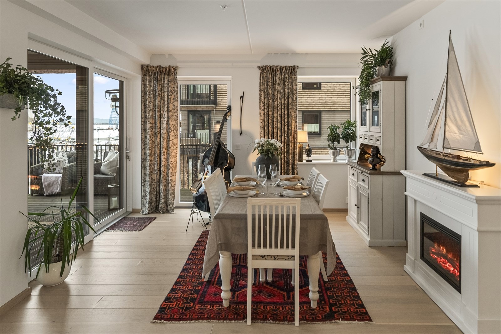 Store vindusflater gir rikelig med naturlig lys, samt en god kontakt mellom allrom og balkong. Galleribilde