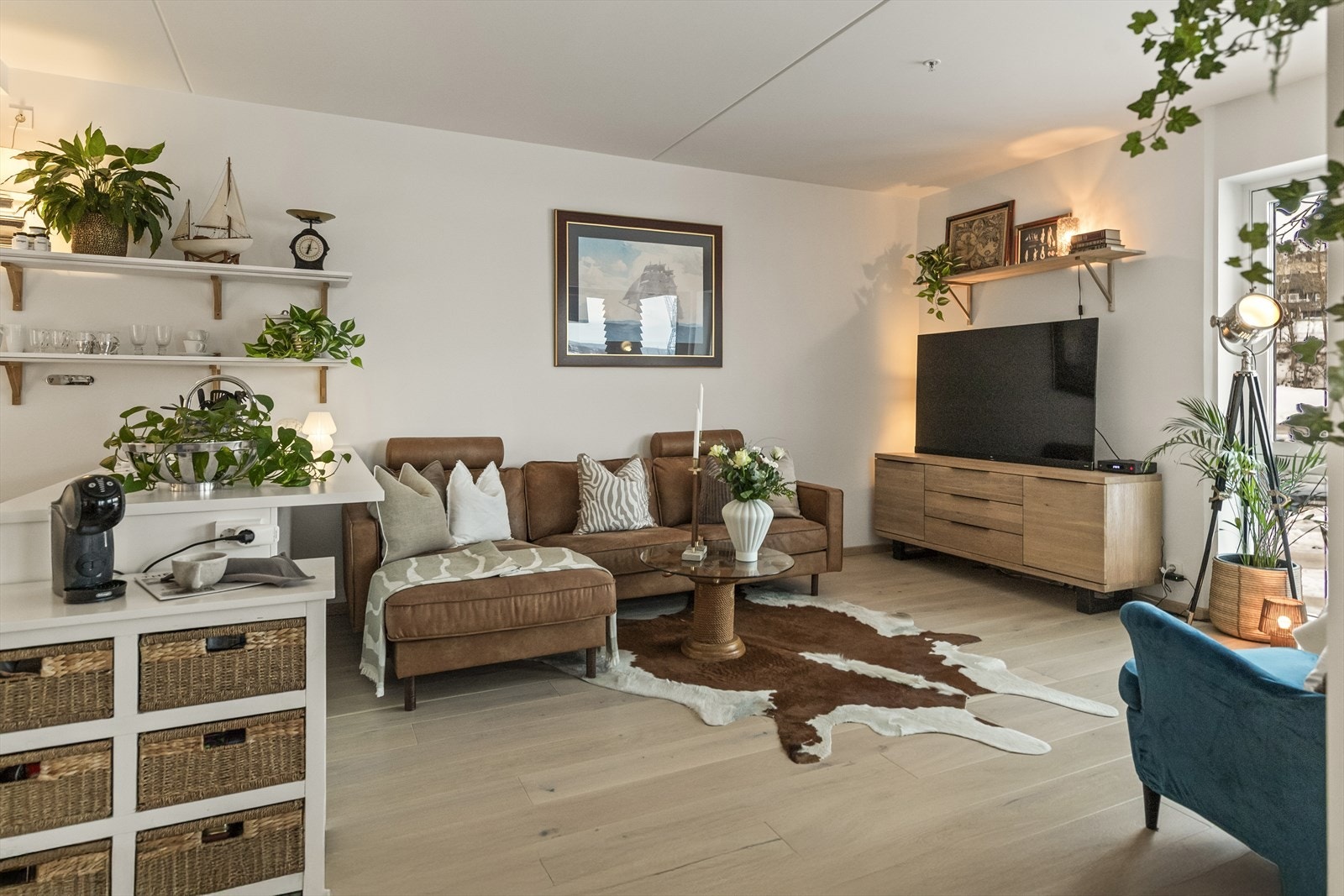 Stuen er romslig, lys og luftig og har fleksible møbleringsmuligher. Galleribilde