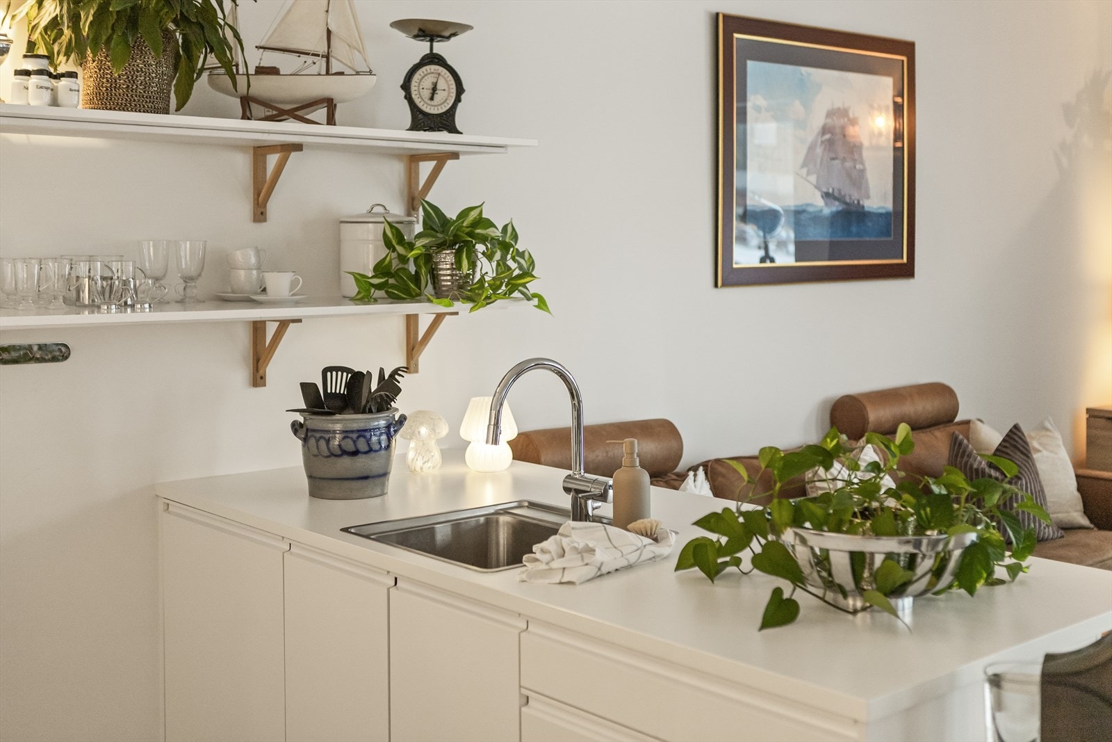 Innredningen er moderne og delikat med slette hvite fronter. Galleribilde