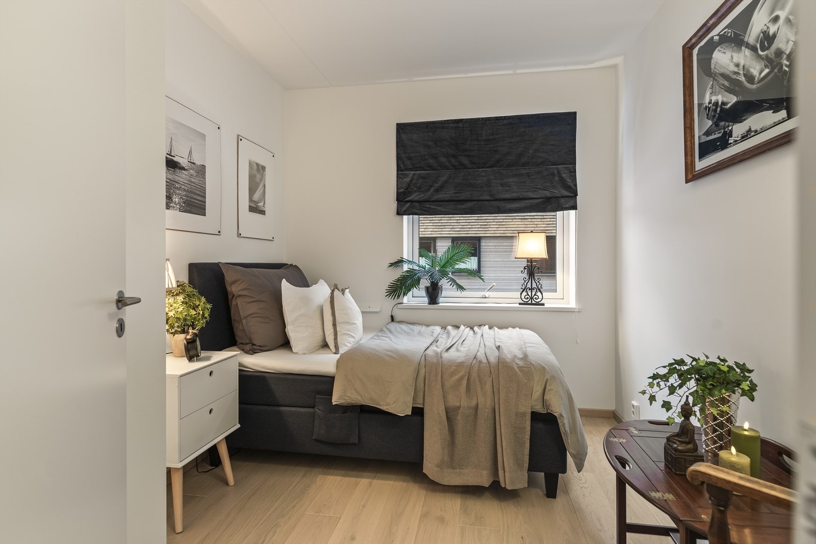 Soverom 2 er også romslig, med god plass til dobbeltseng og garderobeløsning. Galleribilde