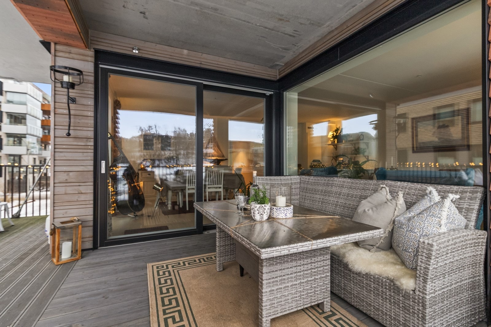 Overbygget skjermer godt hvis været skulle være skiftende, og gjør det enkelt å la møblene stå ute året rundt. Galleribilde