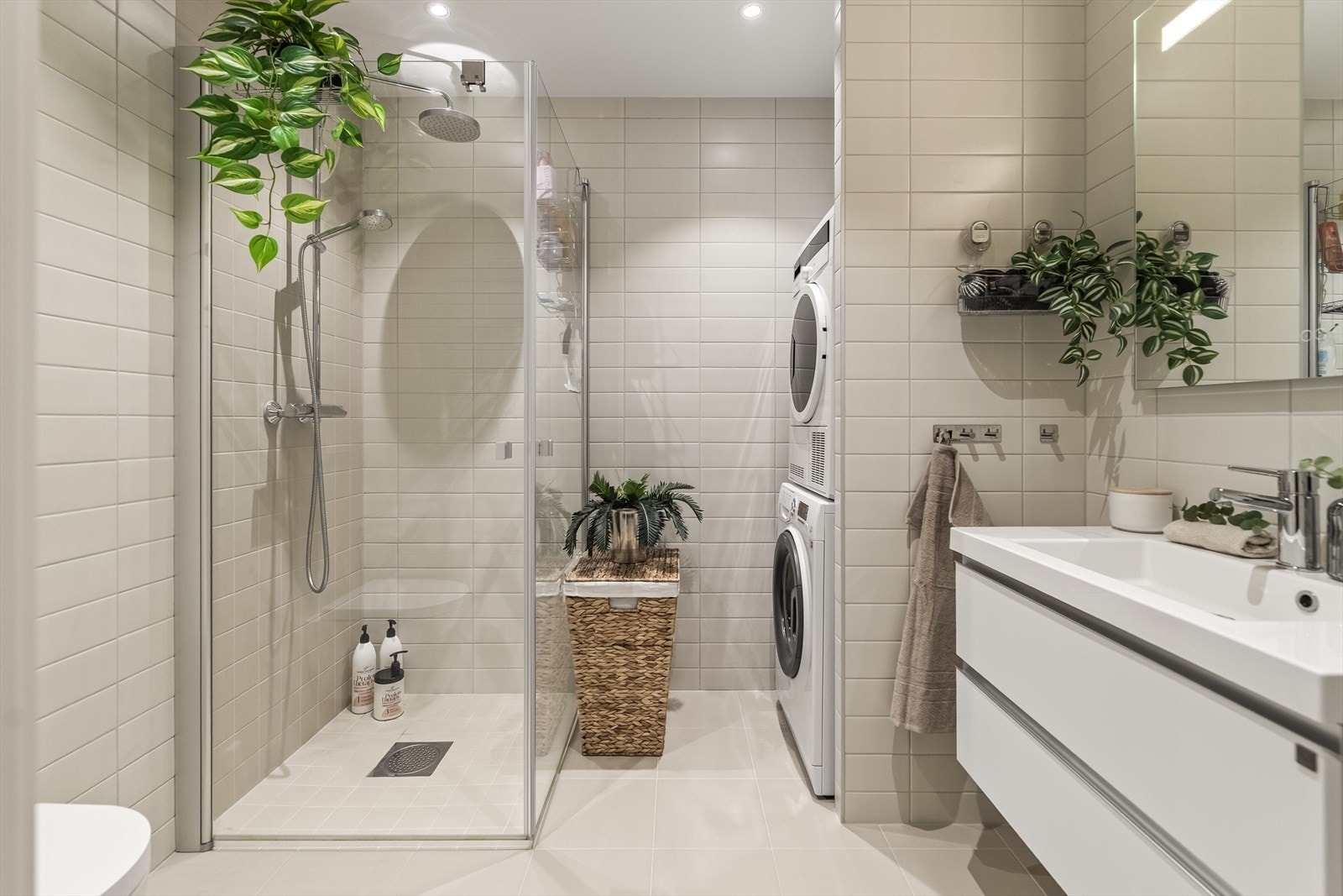 Hovedbadet er også helflislagt med vegg- og gulvfliser, og har elektrisk gulvvarme. Her finner du opplegg for vaskemaskin og tørketrommel. Galleribilde