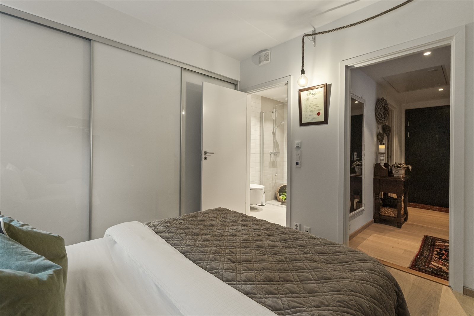 I tilknytning til rommet, finner du det ene badet. Galleribilde