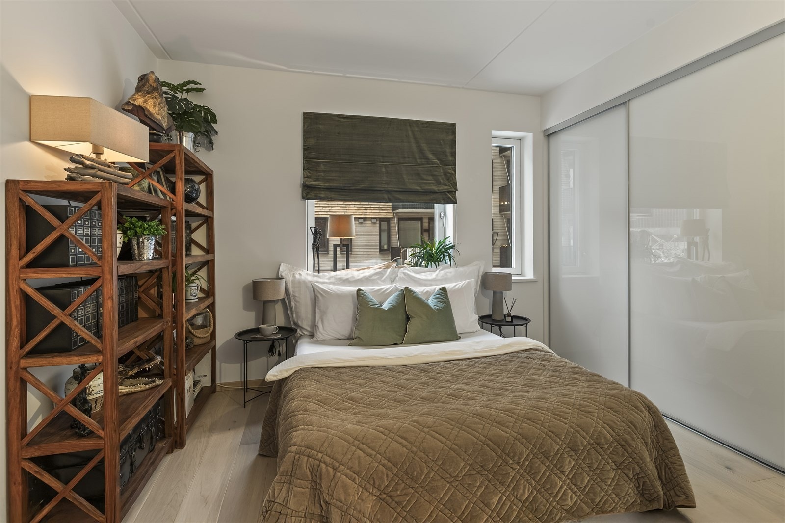 På hovedsoverommet er det god plass til dobbeltseng og nattbord, samt en stor skyvedørsgarderobe. Galleribilde