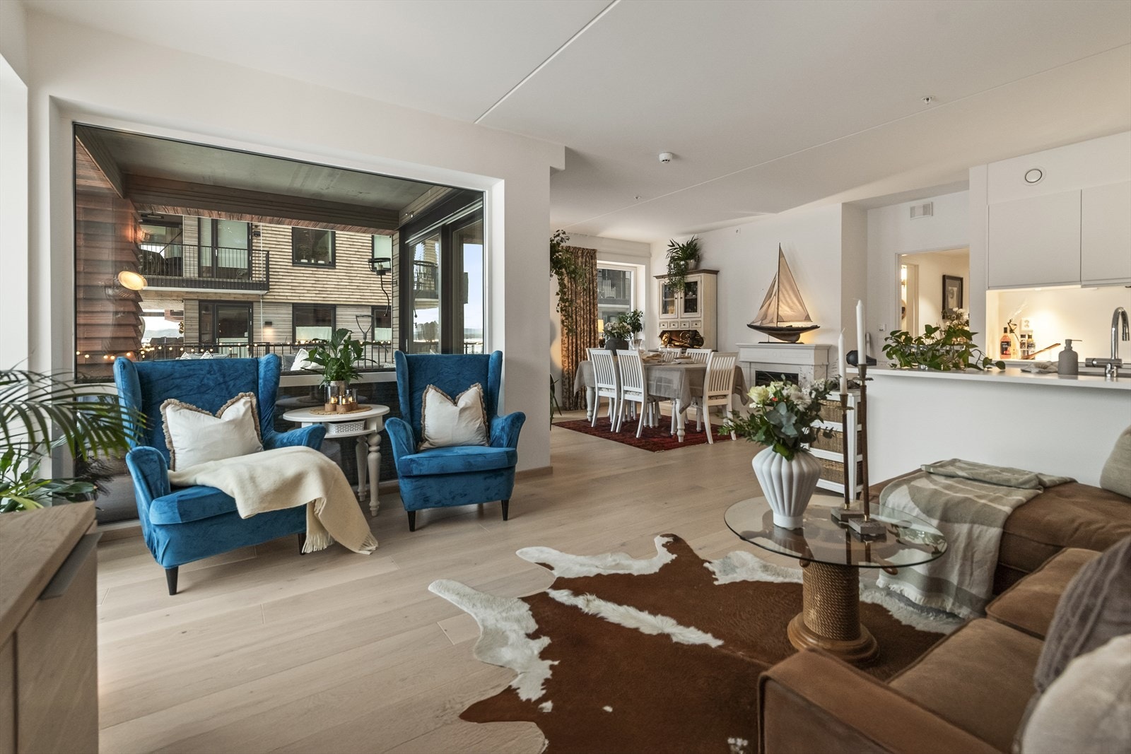 De store vinduene slipper inn masser av dagslys som gir et særpreg og luft til rommet. Galleribilde