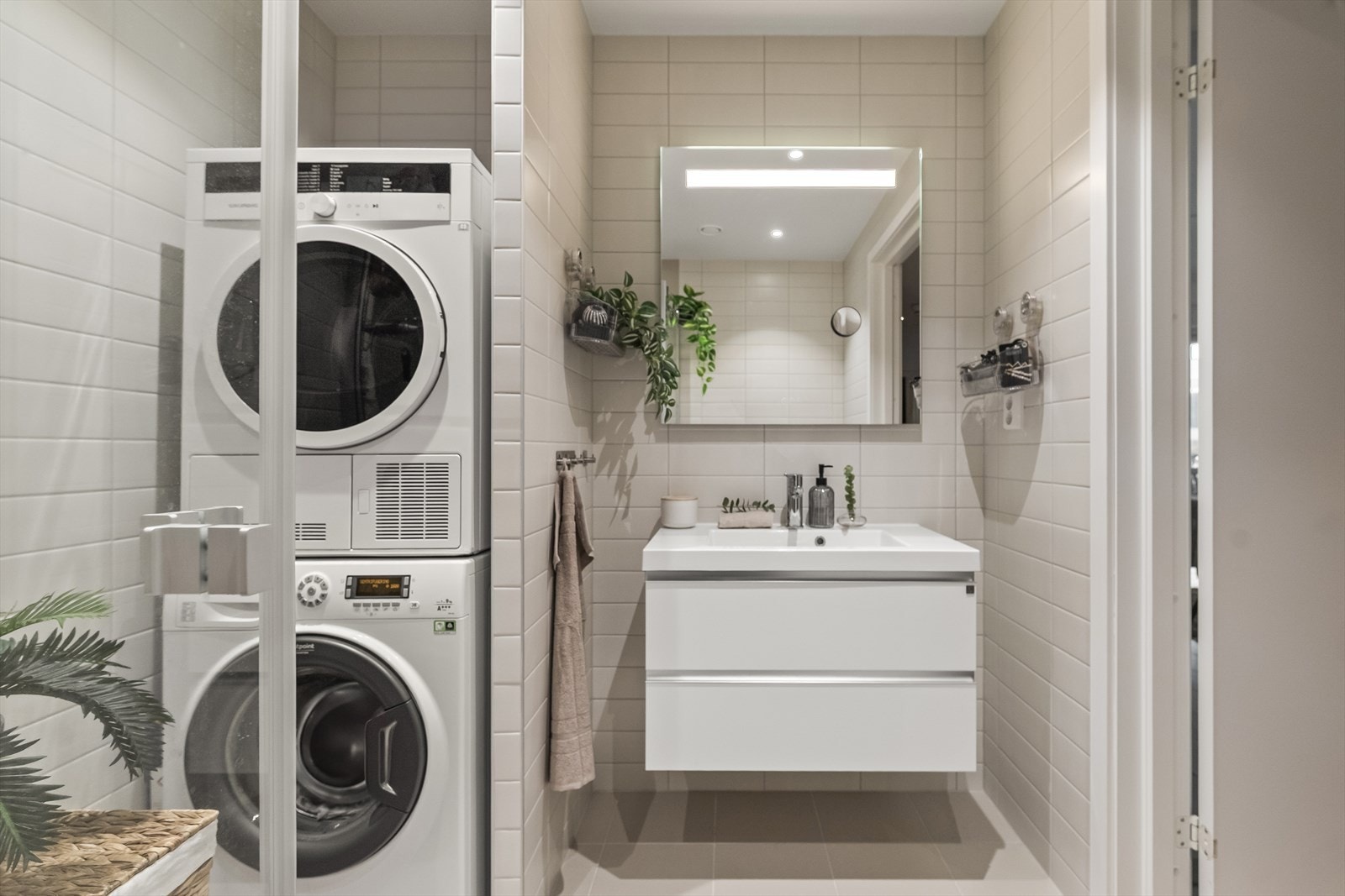 Begge badene har dusj med regnfalls-dusj, vegghengt servantskap, vegghengt toalett, og speil med belysning og antidugg-funksjon. Galleribilde