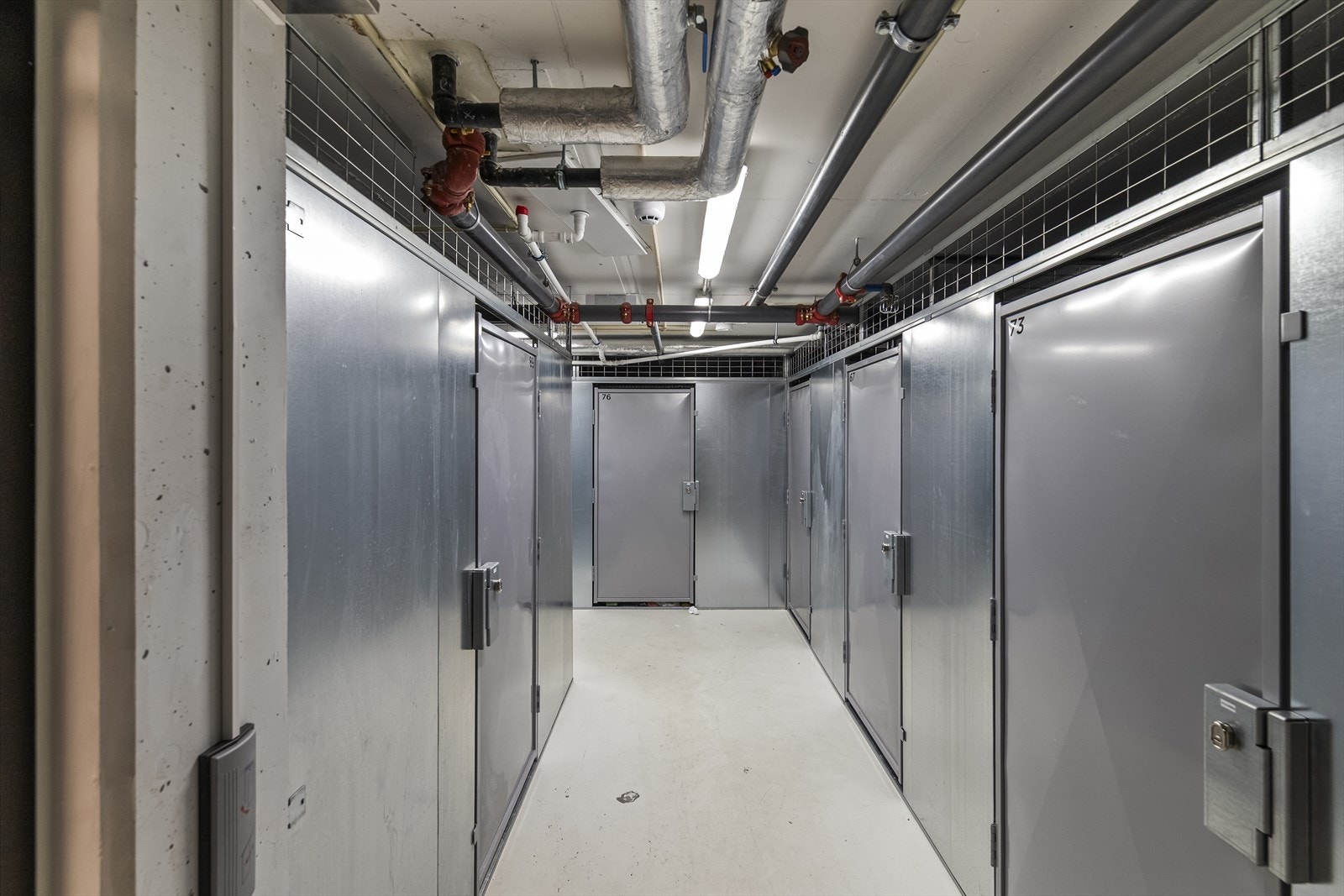 Praktisk oppbevaringsbod i underetasjen. Galleribilde