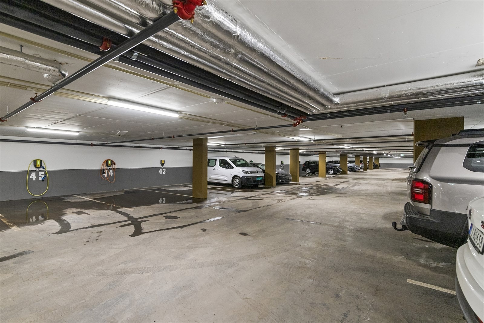 Det er garasjeplass tilknyttet leiligheten med mulighet for elbillader. Galleribilde