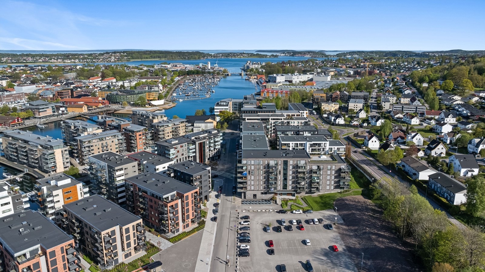 Tønsberg en populær by som har sitt absolutte høydepunkt sommerstid, med stor turisme og et yrende folkeliv. Langs bryggene i Tønsberg kan du nyte av båtlivets gleder eller et stort utvalg av kulturtilbud, restauranter, kafeer og barer. Galleribilde