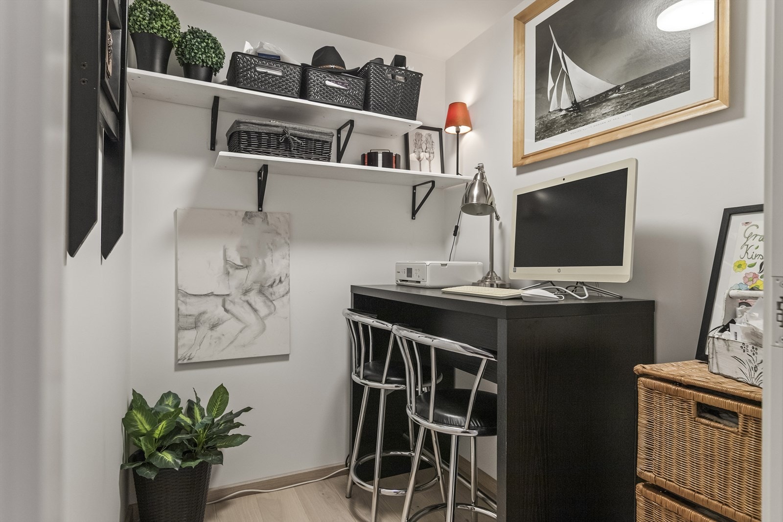 I leiligheten finner du en innvendig bod, i dag innredet som kontor, men som også kan passe ypperlig som walk-in garderobe eller ekstra oppbevaring. Galleribilde