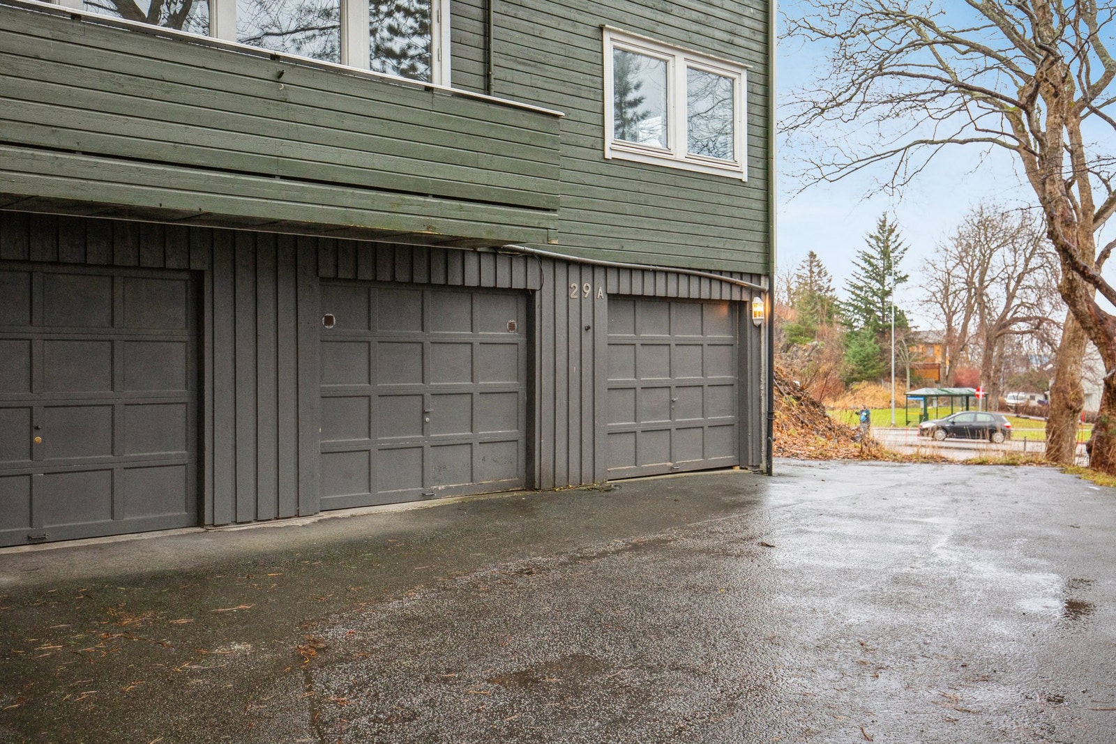 Garasjeplass og bod tilhørende leiligheten i underetasje Galleribilde