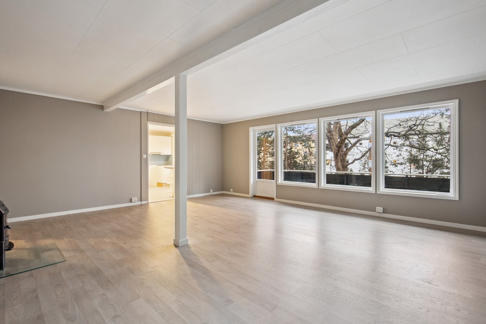 Romslig stue med utgang til balkong Galleribilde