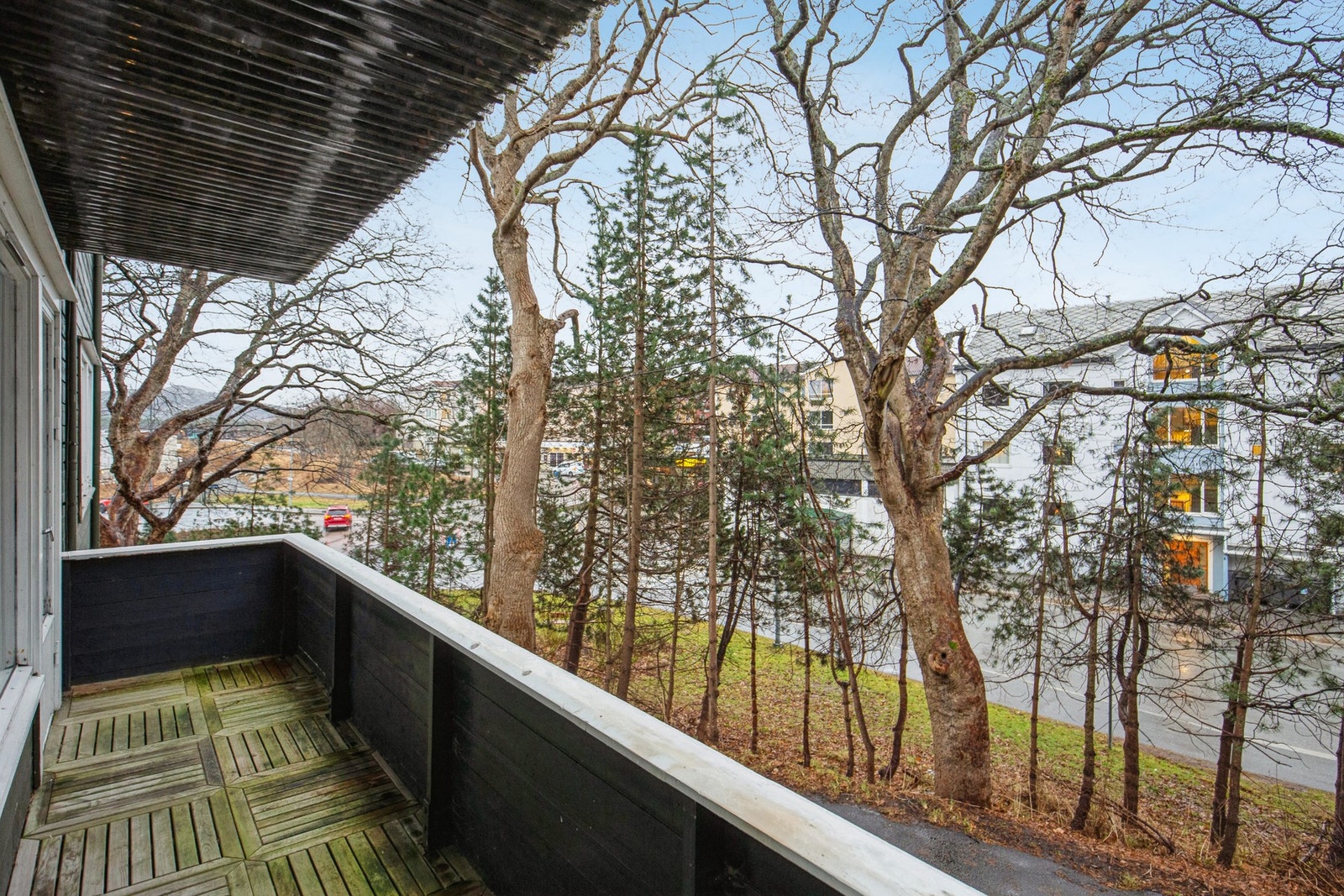 Leiligheten ligger i et sentralt boligområde på Nordlandet med bussforbindelse og dagligvarebutikk rett over gata Galleribilde