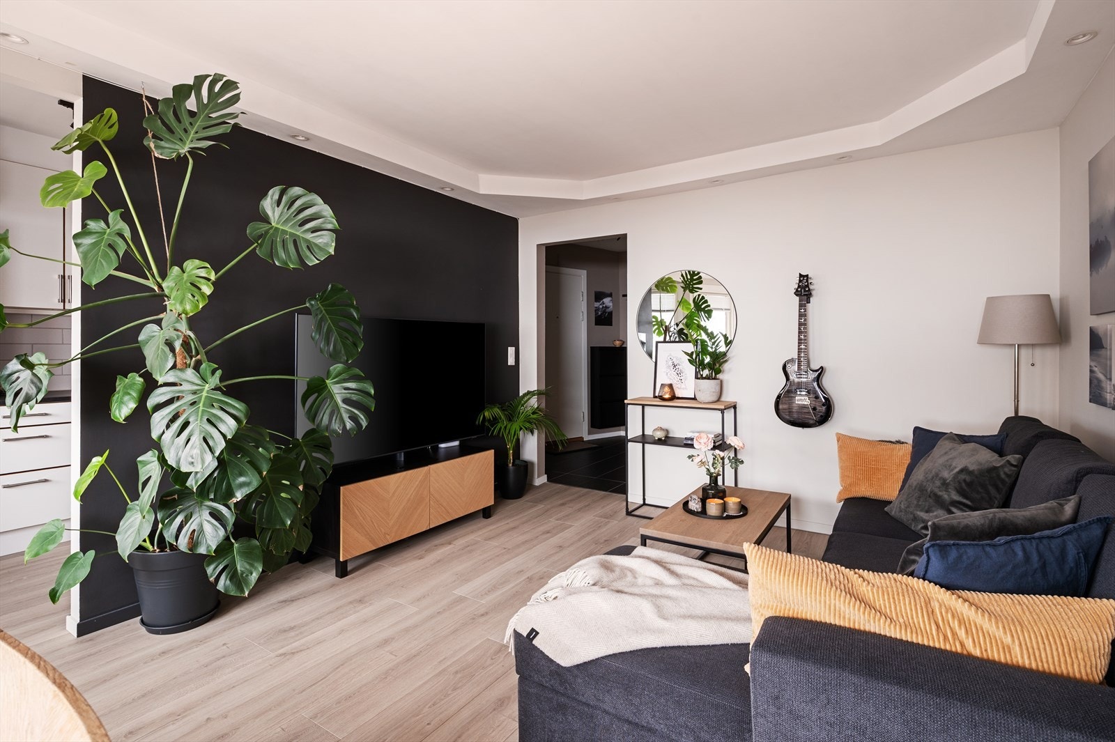 Stuen er lys og innbydende med slette flater og moderne fargevalg. Galleribilde