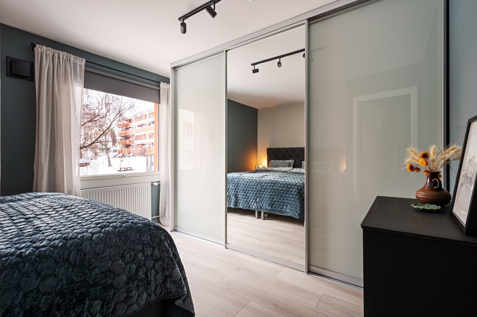 Leiligheten har et svært romslig soverom med god plass til stor seng og øvrig soveromsmøblement. Her er det også en romslig skyvedørsgarderobe med speilfronter. Galleribilde