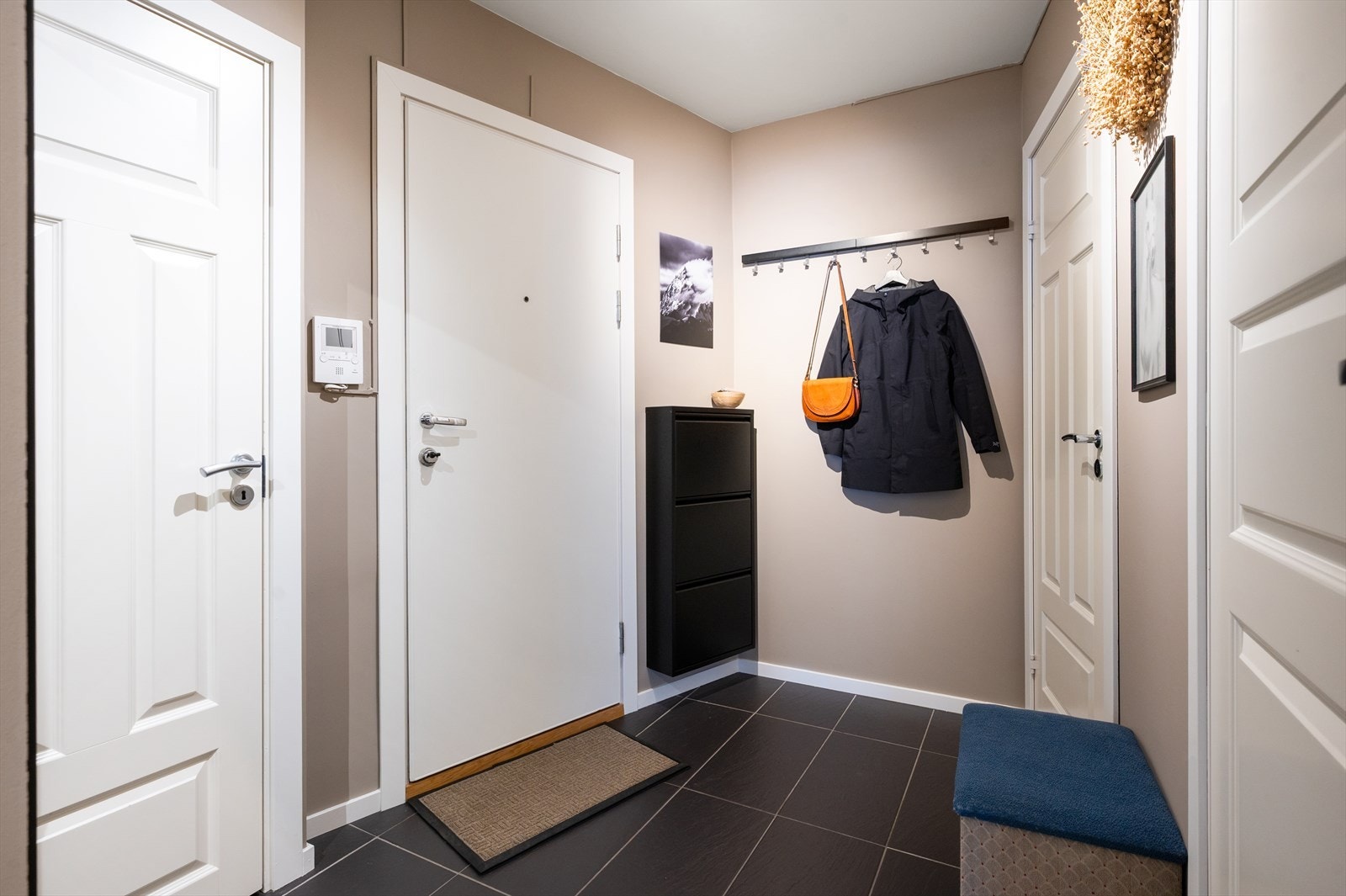 Her er det god plass til oppbevaring i en praktisk bod, hvor yttertøy eller lignende kan oppbevares. Galleribilde