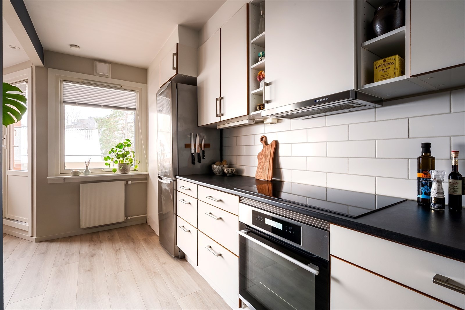 Hvitevarer som platetopp, stekeovn, oppvaskmaskin og kjøleskap med fryser medfølger boligen. Galleribilde