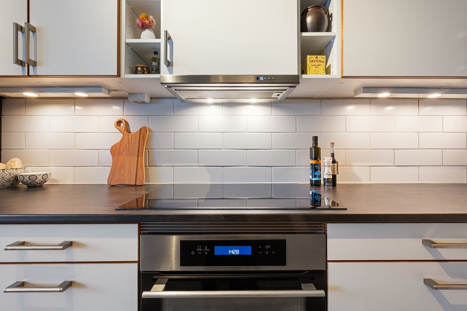 Innredningen tilbyr godt med lagringsløsninger gjennom mange skap og skuffer. Galleribilde