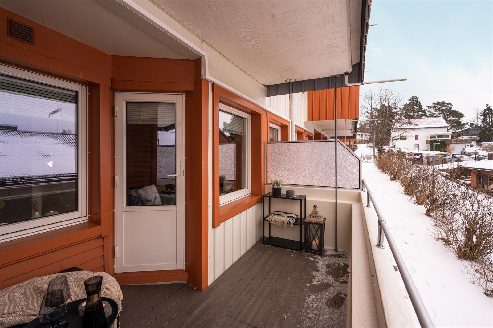 Balkongen oppleves som en forlengelse av stuen på sommerhalvåret med hyggelig utsyn Galleribilde