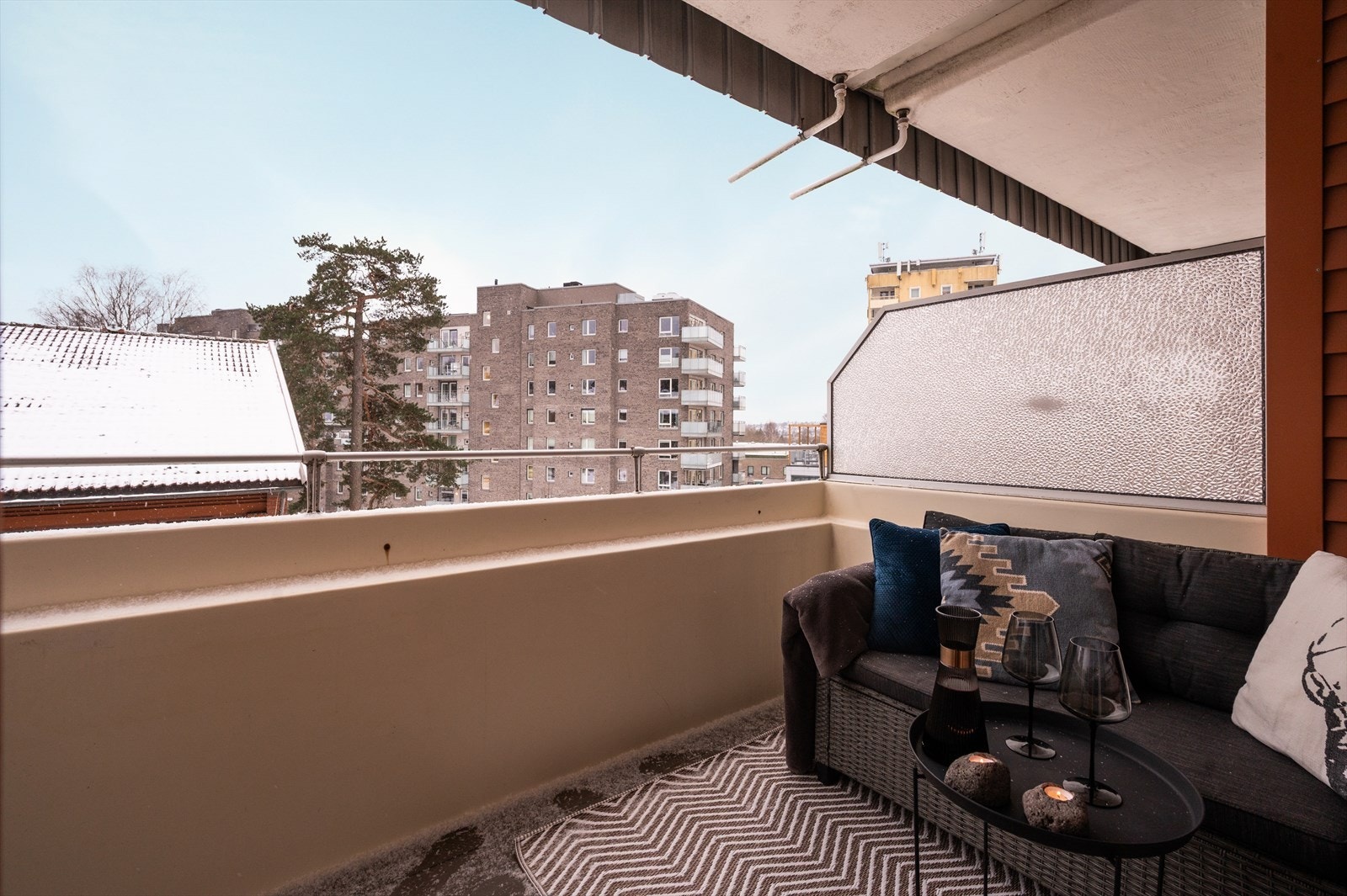 Her er det god plass til sittegruppe, grill og beplantning hvor hyggelige sommerdager kan nytes i godt selskap. Galleribilde