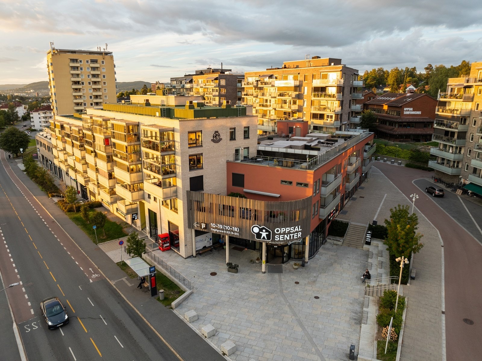 Kort avstand til både Oppsal-, Tveita-, Manglerud- og Bryn senter. Det nyeste tilskuddet på Oppsal senter er Østensjø Havn - med urban puls og uteservering. Galleribilde
