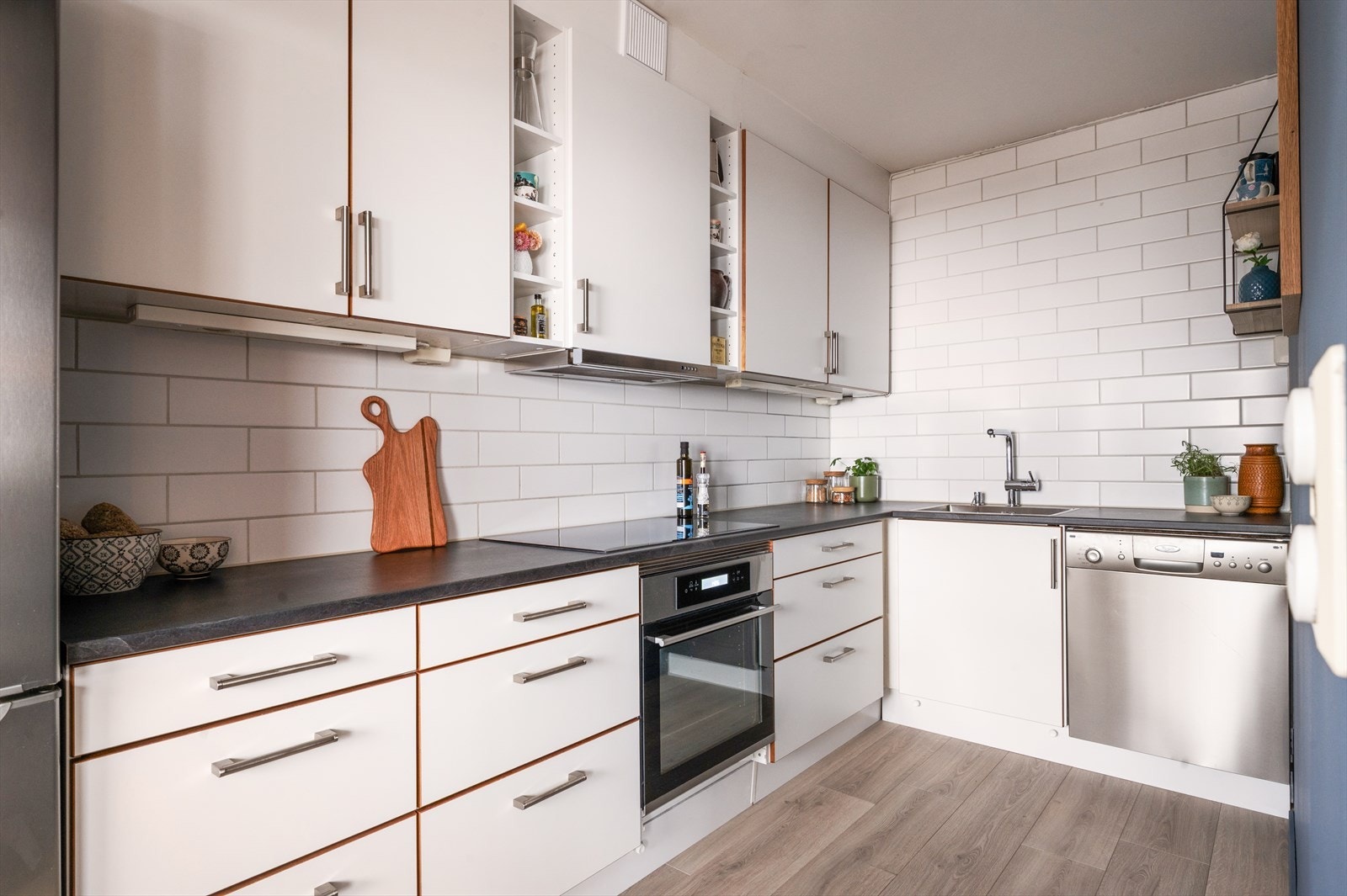 Kvalitetsinnredning fra HTH med glatte fronter og laminat benkeplate med nedfelt kum. Galleribilde