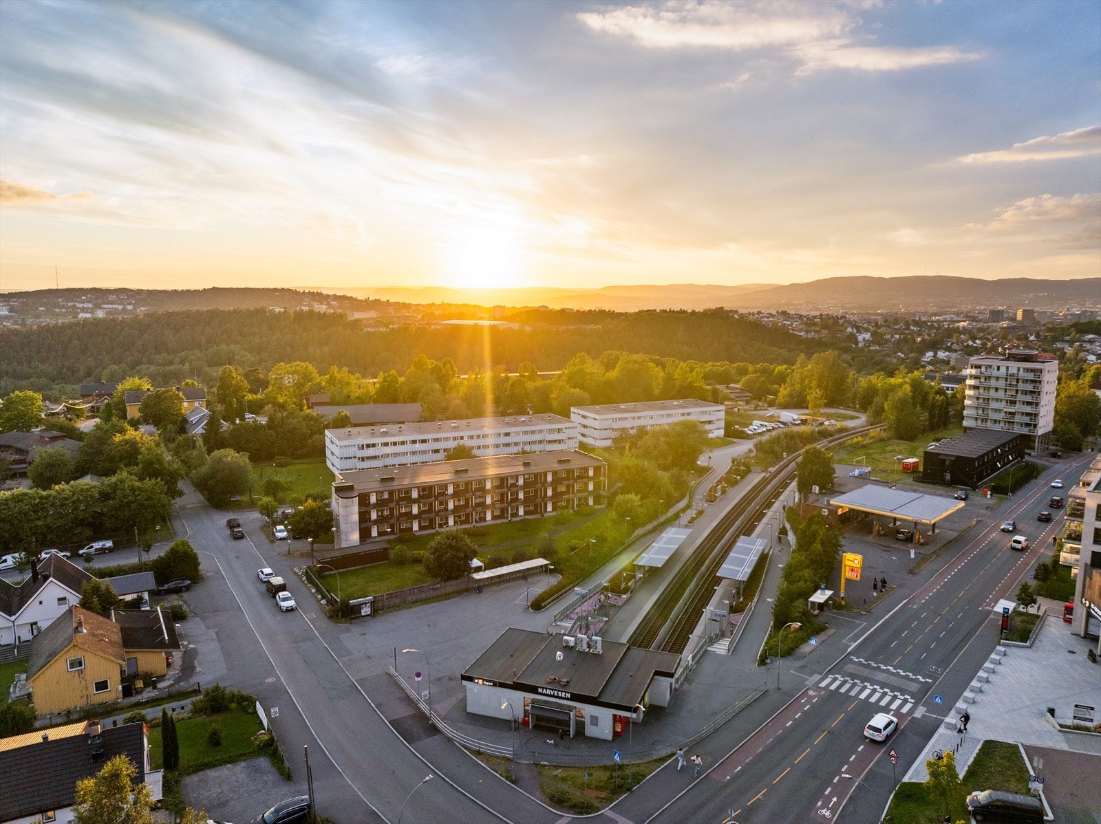 Oppsal T-banestasjon ligger ca 4 minutters gange fra leiligheten. Banen tar deg til Oslo Sentrum på 16 min. Galleribilde