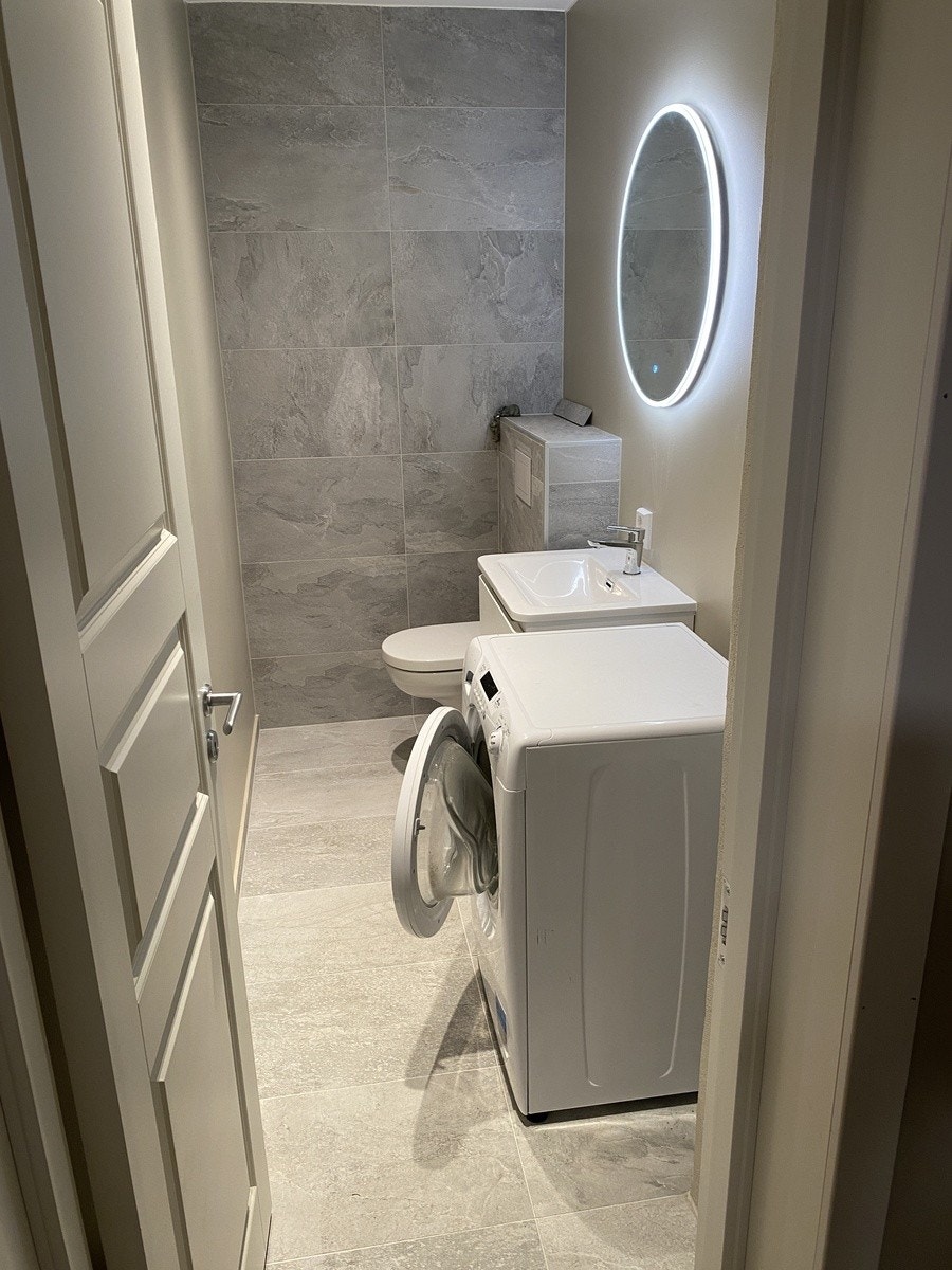 Nytt vaskerom med toalett Galleribilde