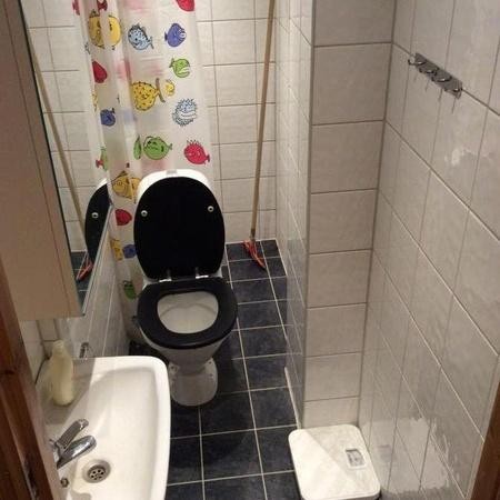 Bad 1 av 2, Dette har dusj bak toalettet Galleribilde