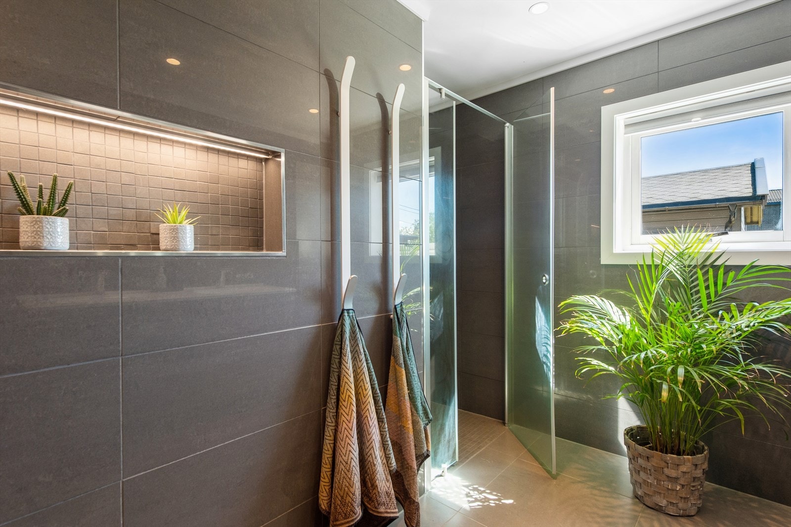 Badet er av god størrelse. Det er downlights i himling. Elektrisk styrt vifte. Galleribilde