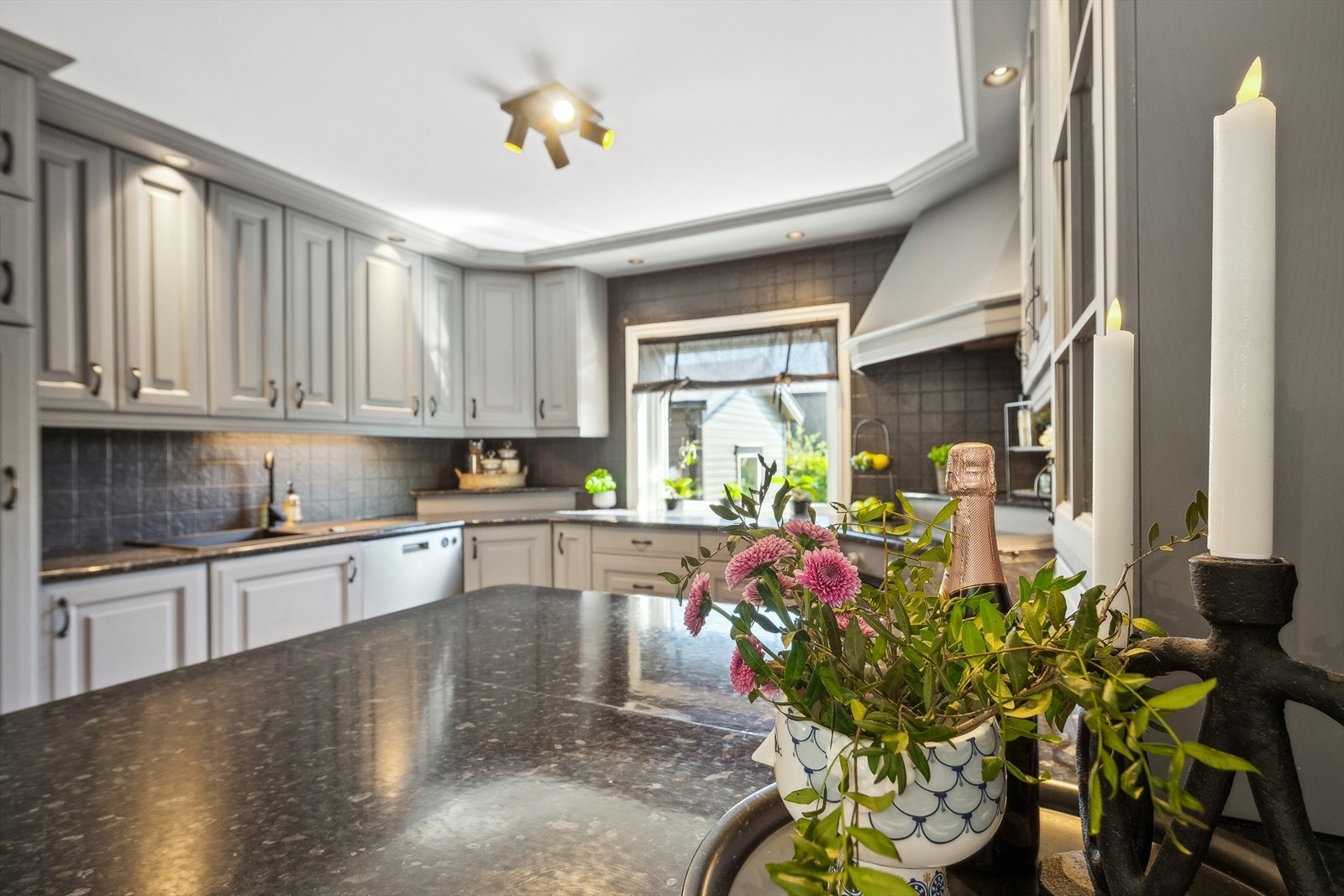 Kjøkkenet er godt utnyttet og har rikelig med skap- og benkeplass Galleribilde