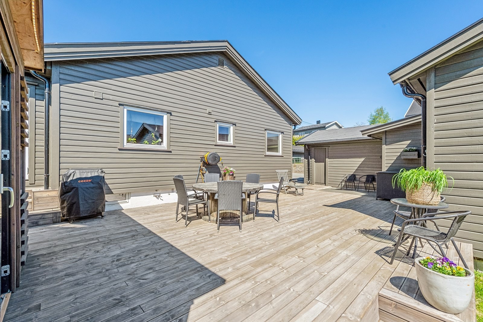 Eiendommen har flotte uteområder og stor hage Galleribilde