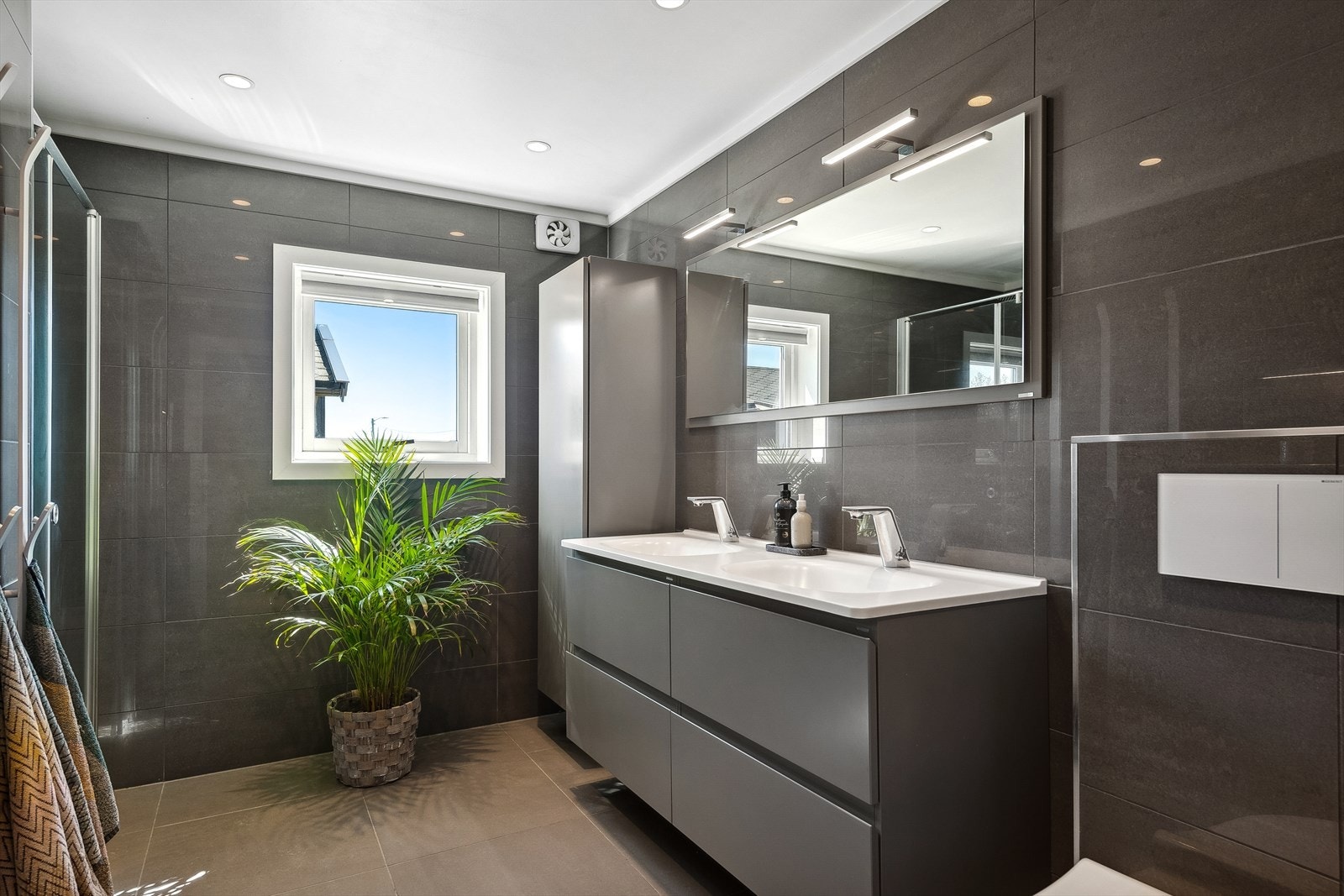 Lekkert flislagt bad fra 2018 Galleribilde