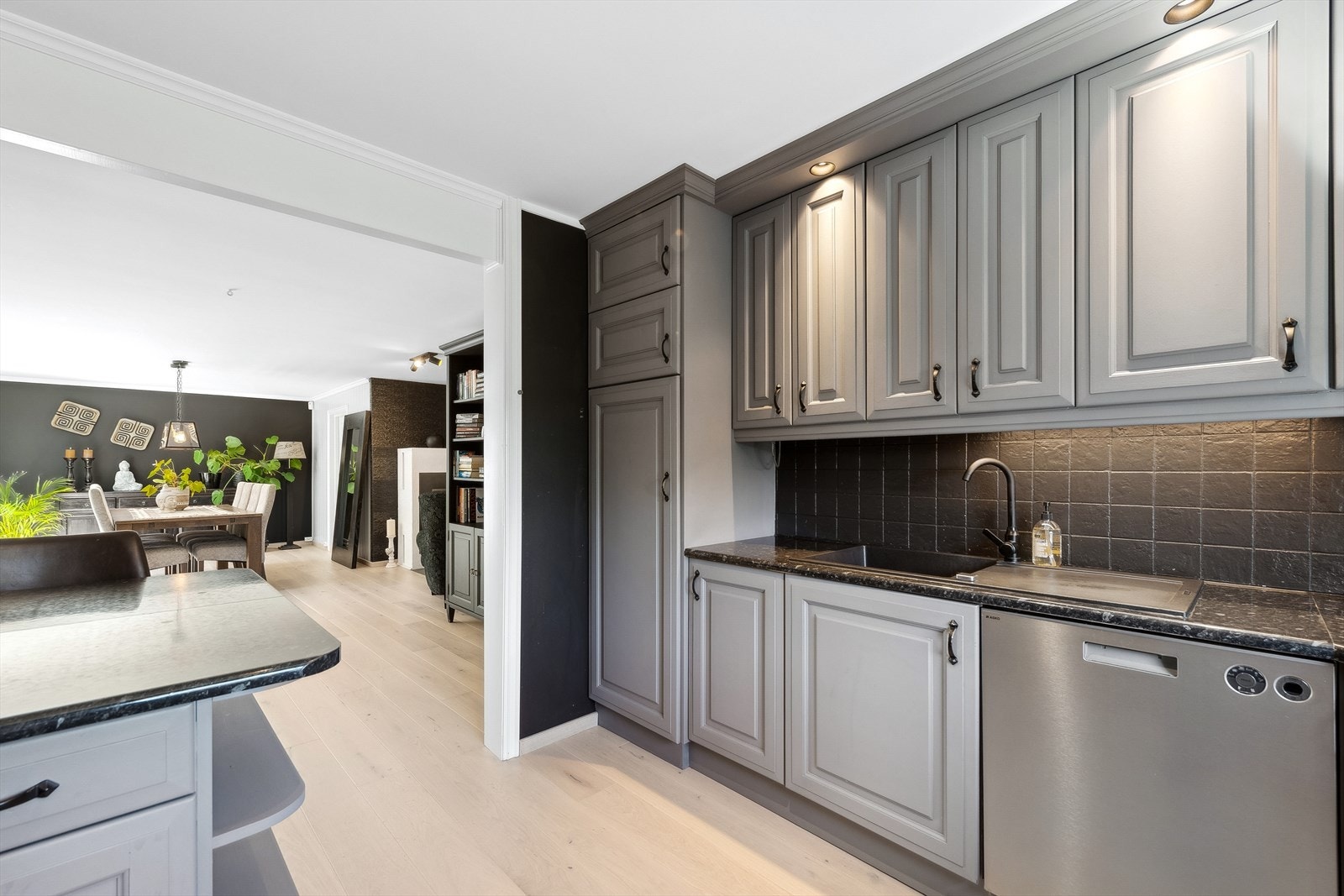 Kjøkkenet ligger i åpen løsning til stuen. Galleribilde